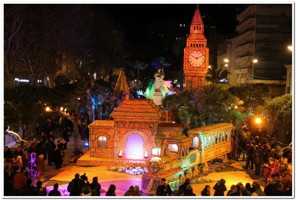 exposition des motifs d'agrumesà) la fête du citron de menton la nuit avec le parc et ses décorations en citron