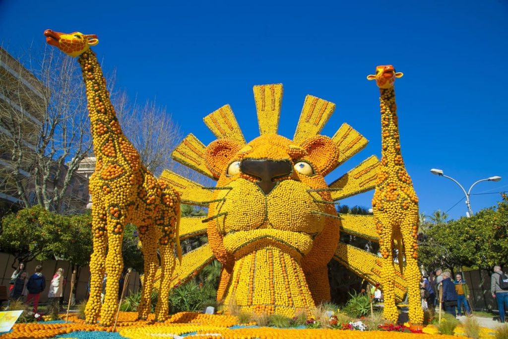 sculpture d'un lion et de deux girafes en citron lors de la fête du citron de Menton