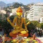 Sculpture bouddhiste réalisée avec des agrumes à l'occasion de la fête du citron de Menton