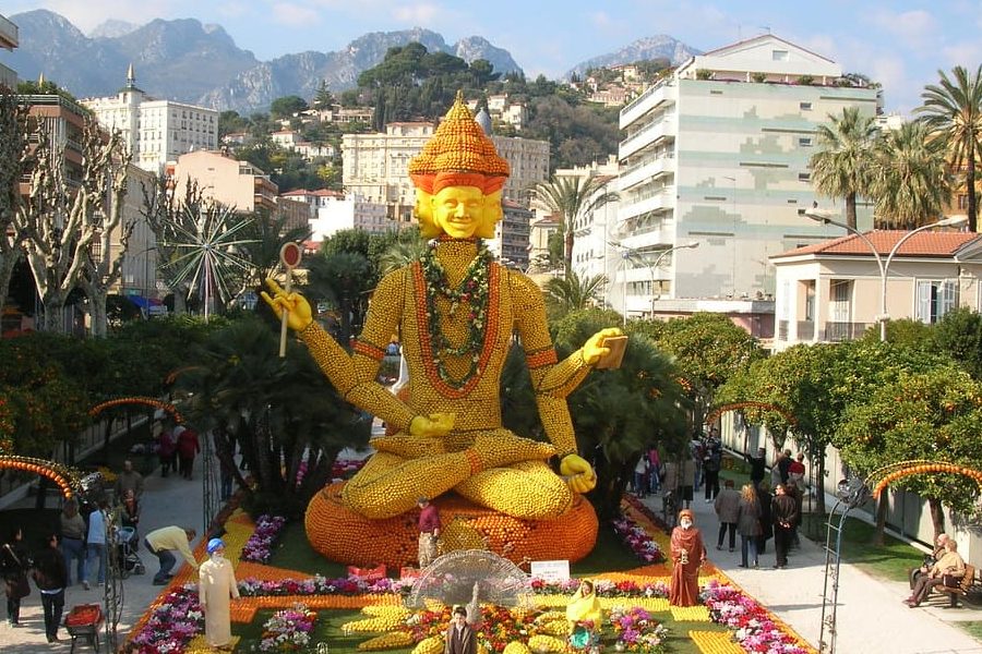 Sculpture bouddhiste réalisée avec des agrumes à l'occasion de la fête du citron de Menton